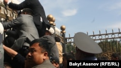 Protestçiler Gyrgyzystanyň parlamentiniň howlusynyň derwezesine dyrmaşýarlar, 3-nji oktýabr.