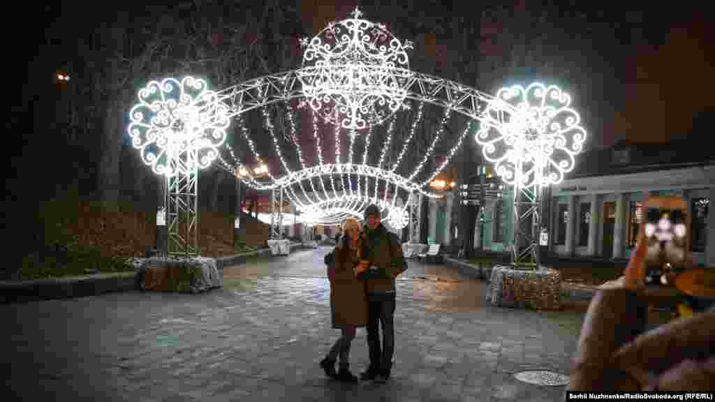 &laquo;Кришталевий палац&raquo;, Арка Дружби народів. Одну з трьох основних локацій також прикрасили яскравою ілюмінацією