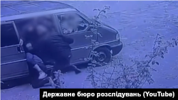 ДБР опублікувало відео (на фото – скриншот) побиття чоловіка правоохоронцями поблизу Голосіївського ТЦК. Київ, 17 жовтня 2025 року