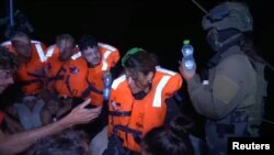 وزارت خارجه اسرائیل با انتشار این عکس اعلام کرد که به سرنشین‌های قایق مادلین «ساندویچ و آب داده شد»