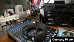 По информации, которую в день отключения директору радиостанции Алану Цховребову сообщили сотрудники Госкомитета, сгорела только передающая телевизионный сигнал релейная линия, которую спешно заменили радийной