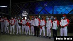 Олимпийская сборная Таджикистана перед вылетом в Токио (Фото со страницы Комитета по делам молодежи, спорта и туризма при правительстве РТ в Фейсбуке)