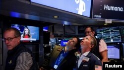 قرار بود این تعرفه‌ها از روز جمعه اجرایی شود ولی کاخ سفید اعلام کرد که اجرای آن‌ها به هفتم اوت (۱۷ مرداد) موکول شده است