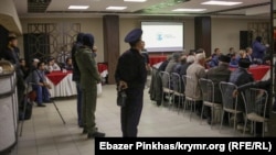 Rusiye uquq qoruyıcıları Qırım birdemliginiñ toplaşuvında. Qırım, Aqmescit, 2018 senesi oktâbrniñ 27-si