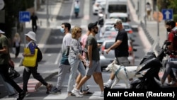 اسرائیل از نخستین کشورها در بازگشت به روال عادی زندگی بود، اما با شیوع سویهٔ دلتای ویروس کرونا دوباره یکی از بالاترین میزان ابتلا را ثبت کرد