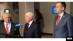 ՄԱԿ-ի միջնորդ Մեթյու Նիմեթզը (կենտրոնում)՝ Հունաստանի և Մակեդոնիայի դեսպանների հետ, Նյու Յորքում ճեպազրույցի ժամանակ, 17-ը հունվարի, 2018թ․ 