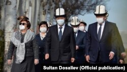 Президент КР Садыр Жапаров, а также экс-президенты Роза Отунбаева и Сооронбай Жээнбеков на митинге-реквиеме по случаю годовщины апрельских событий, 7 апреля 2021 г.