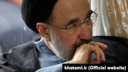 کلمه: ماموران امنیتی به آقای خاتمی اعلام کرده‌اند که «دستور دارند مانع خروج وی» از خانه و شرکت در مراسمی شوند