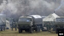 Російські окупанти поблизу військової частини в селищі Перевальному, 7 березня 2014 року