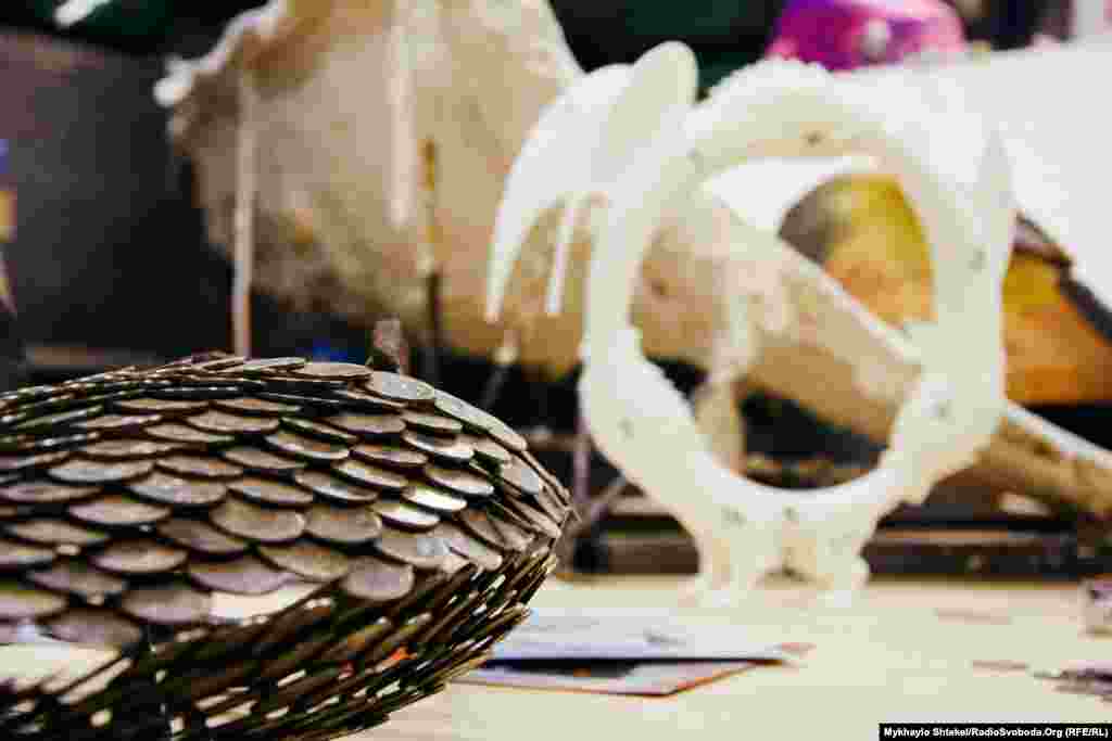 Ось так буде виглядати скульптура&nbsp;&ndash; монети накладаються одна на одну, як риб&rsquo;яча луска