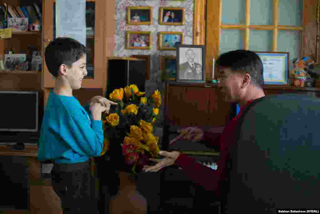 Бір күні Әмірдің әкесі музыкант досынан баласының даусын тыңдап көруді сұрайды. Қазір Әмірдің ән айтып жүргеніне екі жыл толды. Осы уақыт ішінде ол бірнеше рет сахнаға шықты. Алматы мен Астанадағы қайырымдылық концерттерінде ән шырқады. &nbsp;