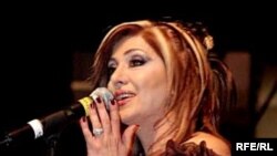 لیلا فروهر در کنسرتی در دبی (سال ۲۰۰۷ میلادی)