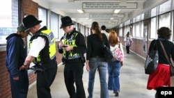 به گفته مقامات بریتانیایی، رهبر این عملیات «تروریستی» فراری است و هنوز دستگیر نشده است.