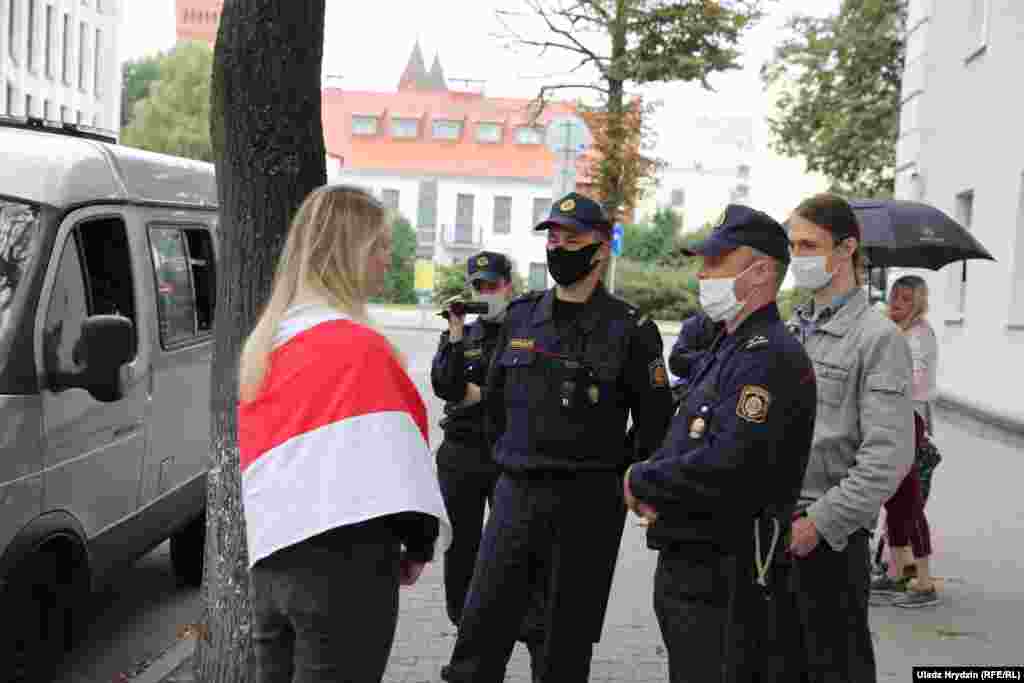 Міліцыя не хацела прапускаць на плошчу тых, хто ішоў са сьцягамі