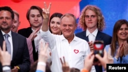 Прем’єр-міністр Польщі Дональд Туск поруч із мером Варшави Рафалом Тшасковським після оголошення результатів екзит-полів на виборах до Європейського парламенту. Польща, 9 червня 2024 року