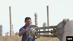 بخش بسيار مهمی از منابع بودجه سالانه ایران از محل نفت تامين می شود.