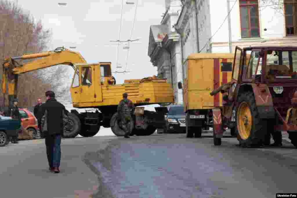 Комунальні підприємства стягують спецтехніку і громадський транспорт до місця проведення акції &laquo;Вставай, Україно!&raquo; в Харкові, 12 квітня 2013 року