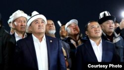 Камчыбек Ташиев, Эрнисбек Ормоков биринчи катарда. Архив сүрөт.