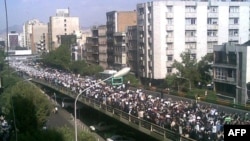 Чәршәмбе Тәһранда протест белдерергә йөзләгән мең кеше чыккан