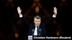  امانوئل مکرون یکشنبه پیروزی خود را در نزدیکی لوور جشن گرفت