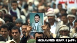 تصویر عبدالمالک حوثی در دستان یکی از هوادارانش