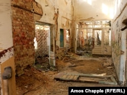 Разбураны будынак на авіябазе ў Мілавіцах.