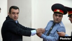 Вартан Седракян после оглашения приговора, Ереван, 23 сентября 2013 г.  