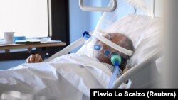 Իտալիա - Covid-19 հիվանդությամբ տառապող բնակիչը հոսպիտալի վերակենդանացման բաժանմունքում, Կրեմոնա, 19-ը մարտի, 2020թ․ 