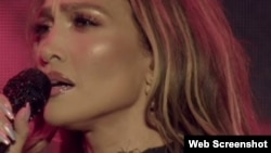 Выступление Дженнифер Лопес в Алматы с кузнечиком на шее. Скриншот с видео со страницы On The JLo в Instagram