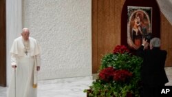 Папа Францішак ля копіі іконы Маці Божай Жыровіцкай. Рым, 11 студзеня 2023 году