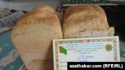 Хлеб в виде буханок продается в госмагазинах Туркменистана.  