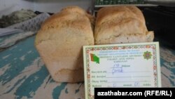 Хлеб на прилавке государственного магазина, Туркменистана (архивное фото)  