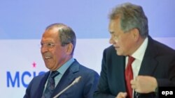 Россия  - Министр иностранных дел России Сергей Лавров (справа) и министр обороны России Сергей Шойгу вр время 3-й конференции по безопасности, Москва, 23 мая 2014 г.