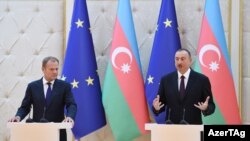 Азербайджан -- Ильхам Алиев и Дональд Туск (слева) на совместной пресс-конференции, Баку, 22 июля 2015 г.