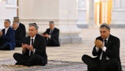 Mirziýoýew Gypjakda Berdimuhamedowyň sadakasyna gatnaşdy, iki lider Nyýazowyň mawzoleýine bardy