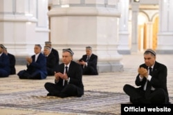 Özbek prezidenti Şawkat Mirziýoýew (çepde) prezident Gurbanguly Berdimuhamedowyň ýogalan kakasynyň ýas çäresine gatnaşmak üçin Aşgabada geldi. 29-njy aprel, 2021 ý.