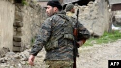 Военнослужащий Армии обороны НК на позициях близ села Талыш (архив)