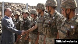 Министр обороны Армении Сейран Оганян посещает одну из воинских частей ВС РА (архив)