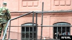 НПО считают, что если "блатной" менталитет вновь окрепнет, это станет большой опасностью для государственности в целом: он может распространиться из тюрьмы на всю страну