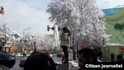 تصویری از نرگس حسینی که به «دختر دوم خیابان انقلاب» مشهور شد
