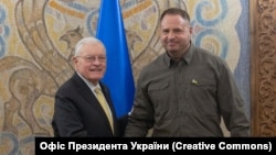 Уповноважений президента США з питань України та Росії Кіт Келлог (ліворуч) і голова Офісу президента Андрій Єрмак під час попередньої зустрічі, 19 лютого 2025 року