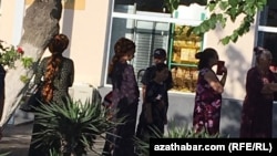 Очередь у продовольственного магазина. Туркменистан 