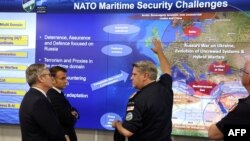 Ұлыбританияның премьер-министрі Кир Стармер (сол жақтан бірінші) мен Франция президенті Эммануэль Макрон (сол жақтан екінші) НАТО-ның Нортвудтегі басқару орталығында тұр. Ұлыбритания, 10 шілде, 2025 жыл.