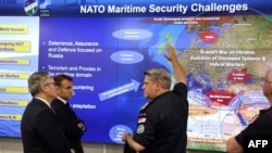 Кир Стармер (первый слева) и Эммануэль Макрон в Нортвуде