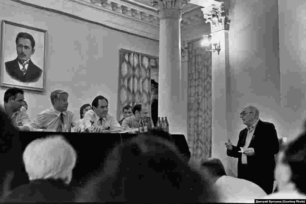 Язучы Әмирхан Еники сорау бирә