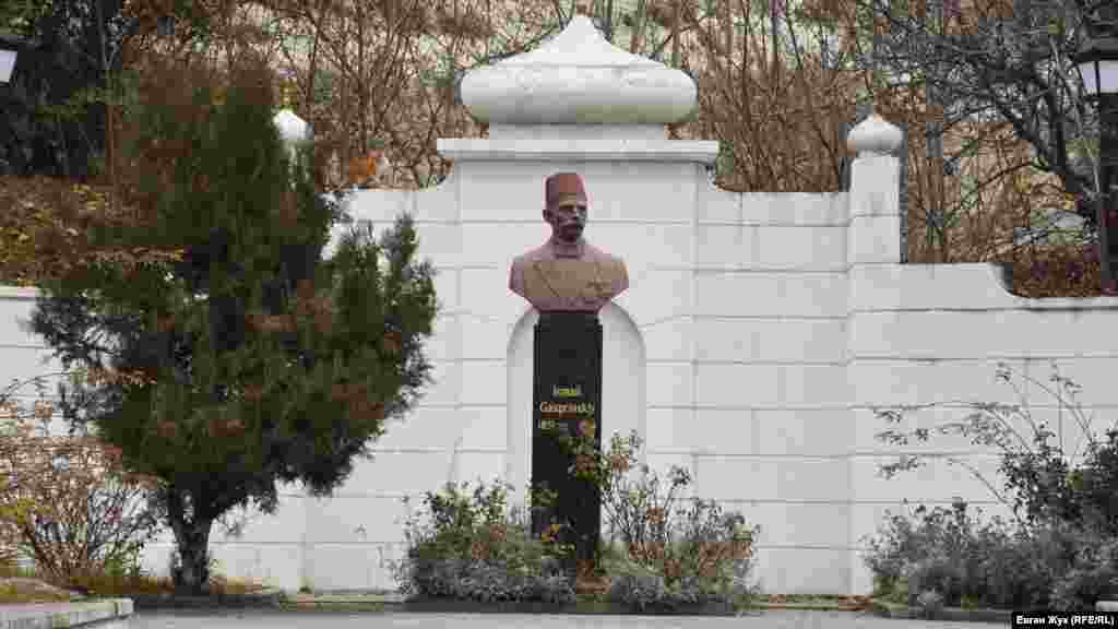 Qırımtatar maarifçisi, neşirci, siyasetçi, Rusiye imperiyasınıñ bütün musulman ealisi tarafından tanılğan ve belli olğan İsmail Gasprinskiyniñ eykeli