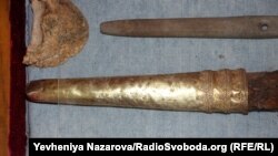 Частина знахідок, виявлених на Мамай-горі, серед яких меч-акінак. Ці речі супроводжували поховання юнака 18–20 років, який, ймовірно, був зброєносцем