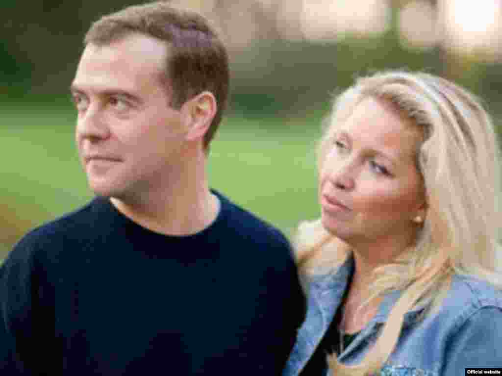 Медведев 7 яшьлек малай чагында Купчинода танышкан кызга, Светлана Линникка 1989 елда өйләнә. Уллары Илья туганнан соң Медведев теләге белән хатыны өйдә утырып бала карау белән генә шөгылләнә.