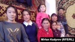 Асель Абдылдаева с мужем Бакытом и детьми.