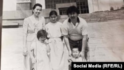 Анара Эсенгулова жолдошу, эки кызы жана сиңдиси менен.